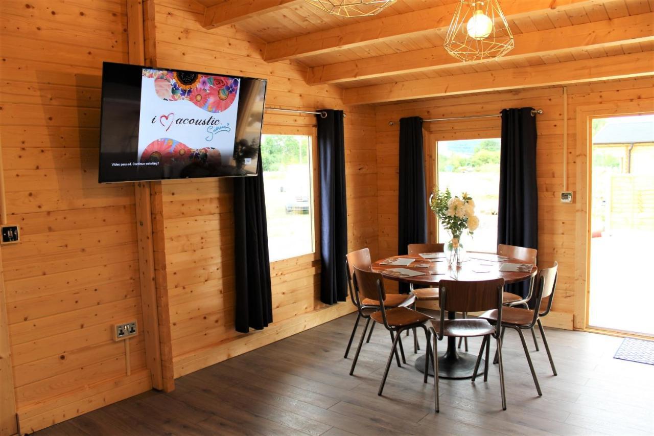 Stunning 5-Bed Cabin In Ashton Under Hill 이브샘 외부 사진